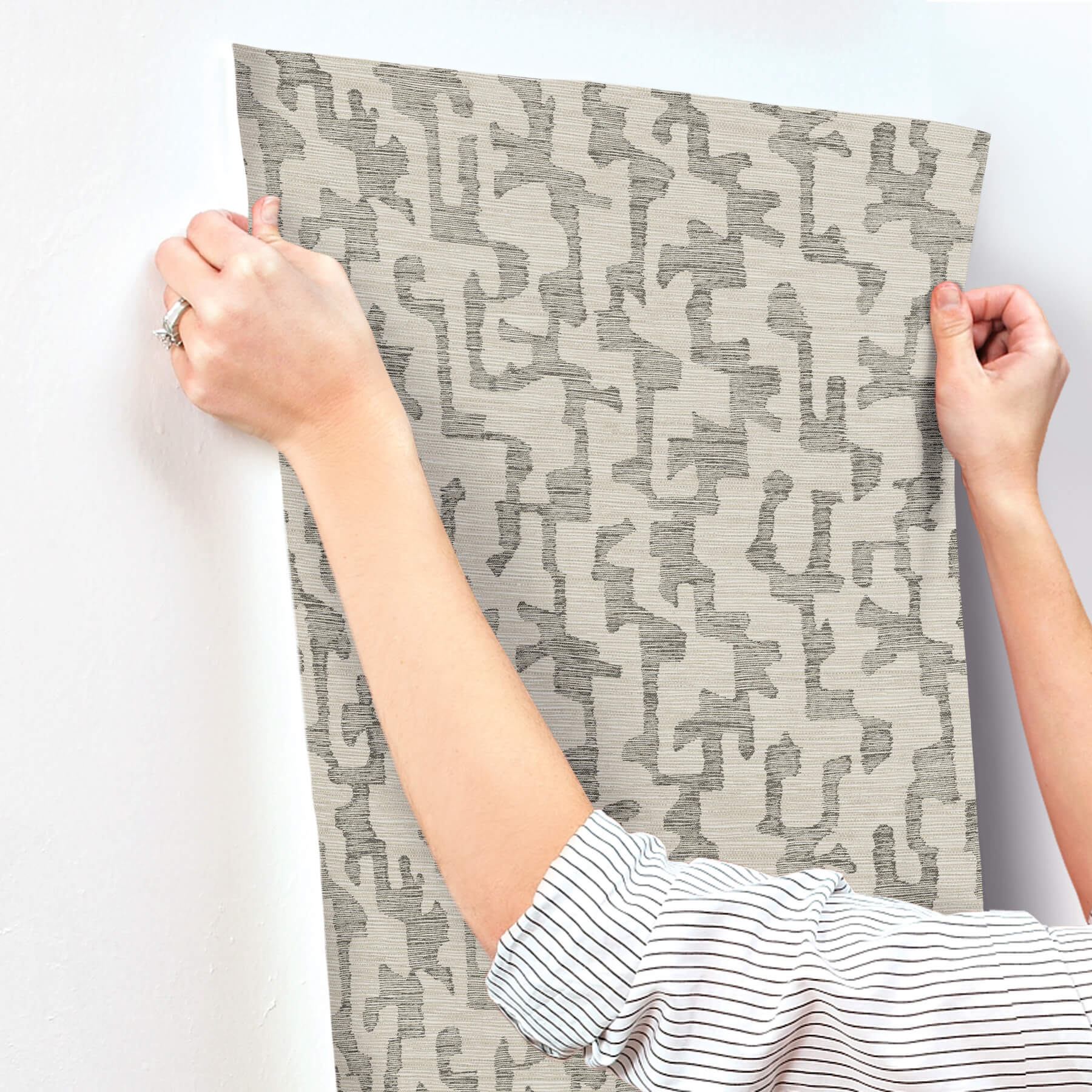 cipher-black-geometric-faux-grasscloth-wallpaper-york-wallcoverings-4177-27704 - York Wallcoverings Papel pintado
