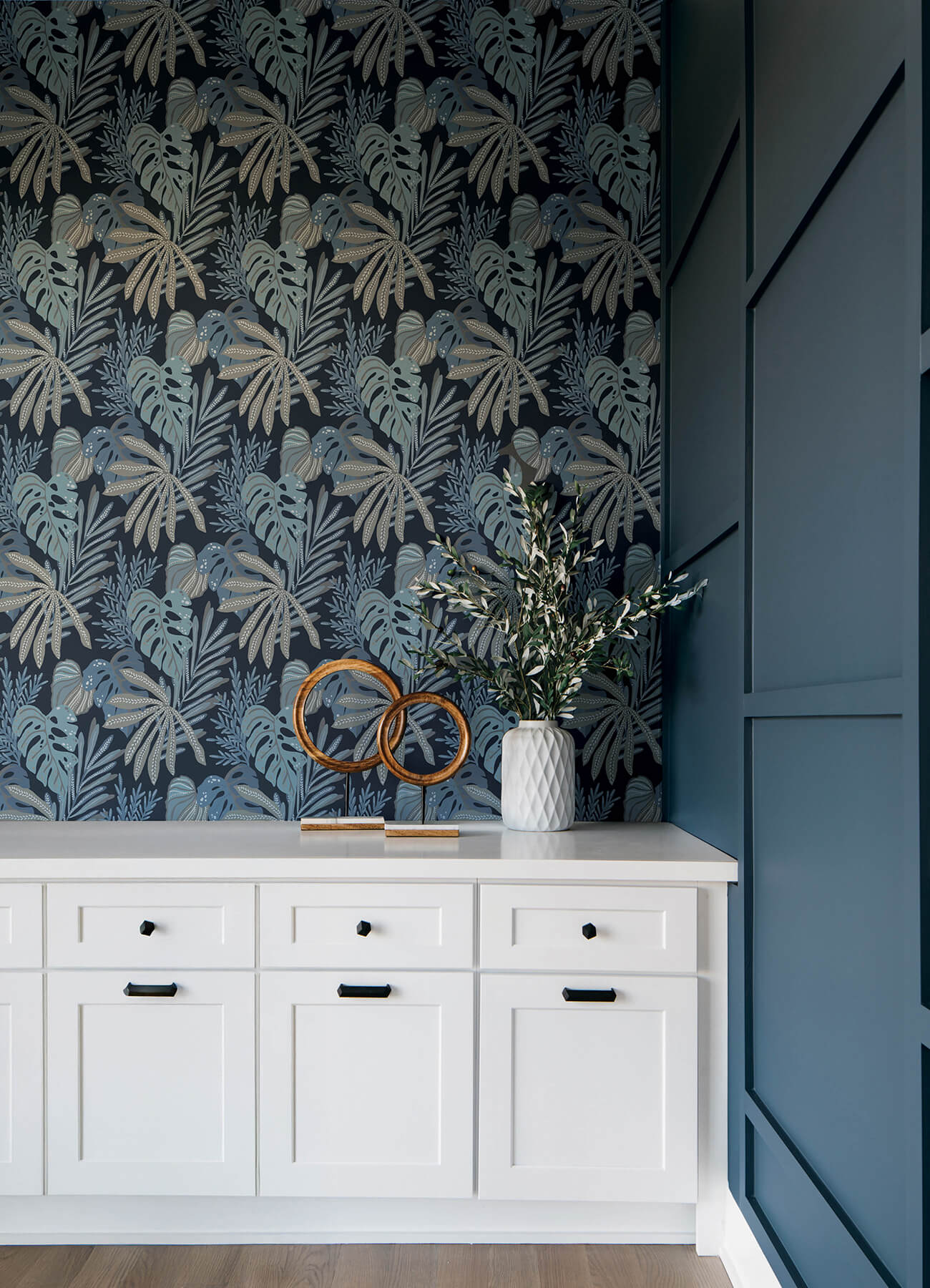 alocasia-blue-tropical-foliage-wallpaper-york-wallcoverings-4177-27735 - York Wallcoverings Papel pintado