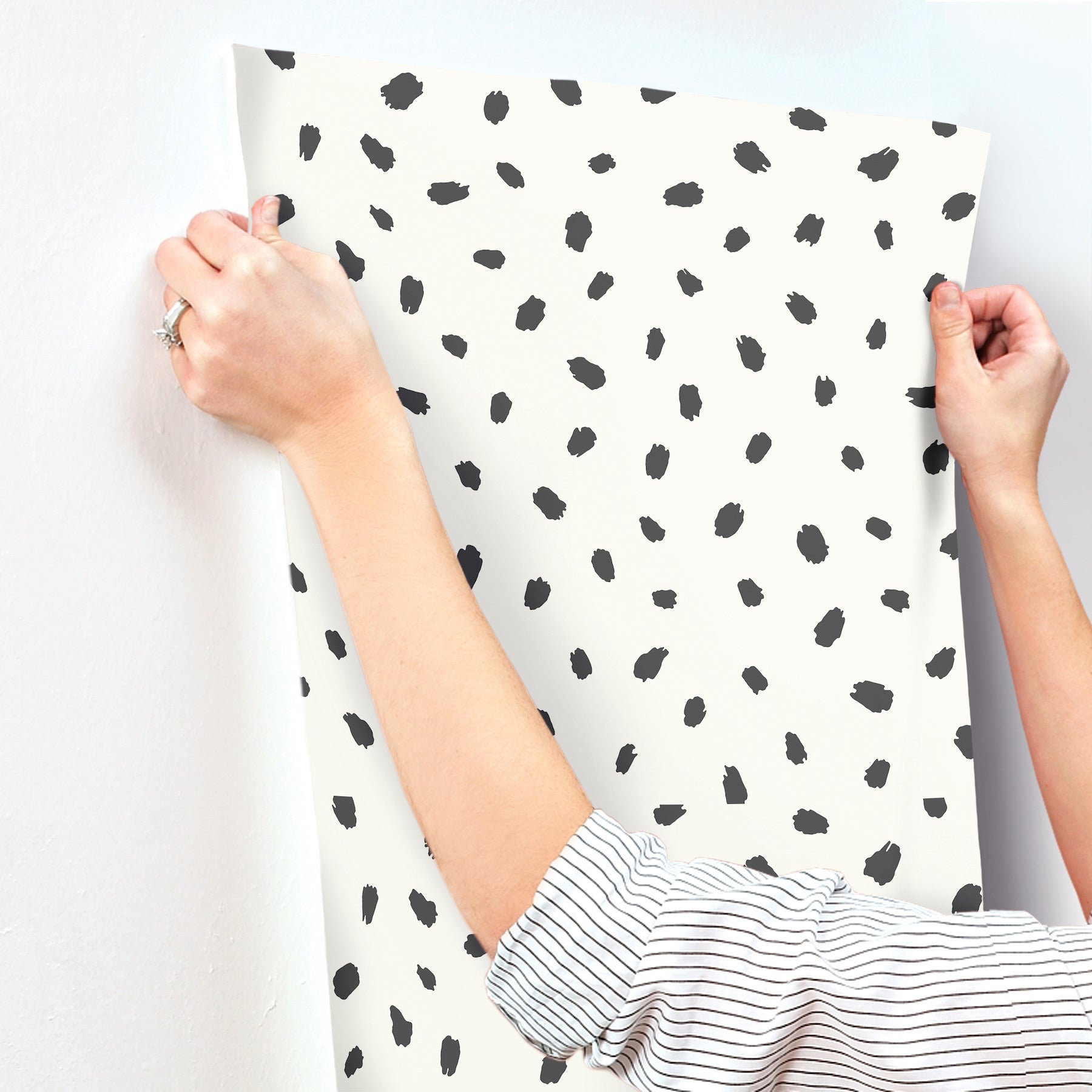 animal-spots-black-polka-dot-wallpaper-york-wallcoverings-4203-27542 - York Wallcoverings Papel pintado