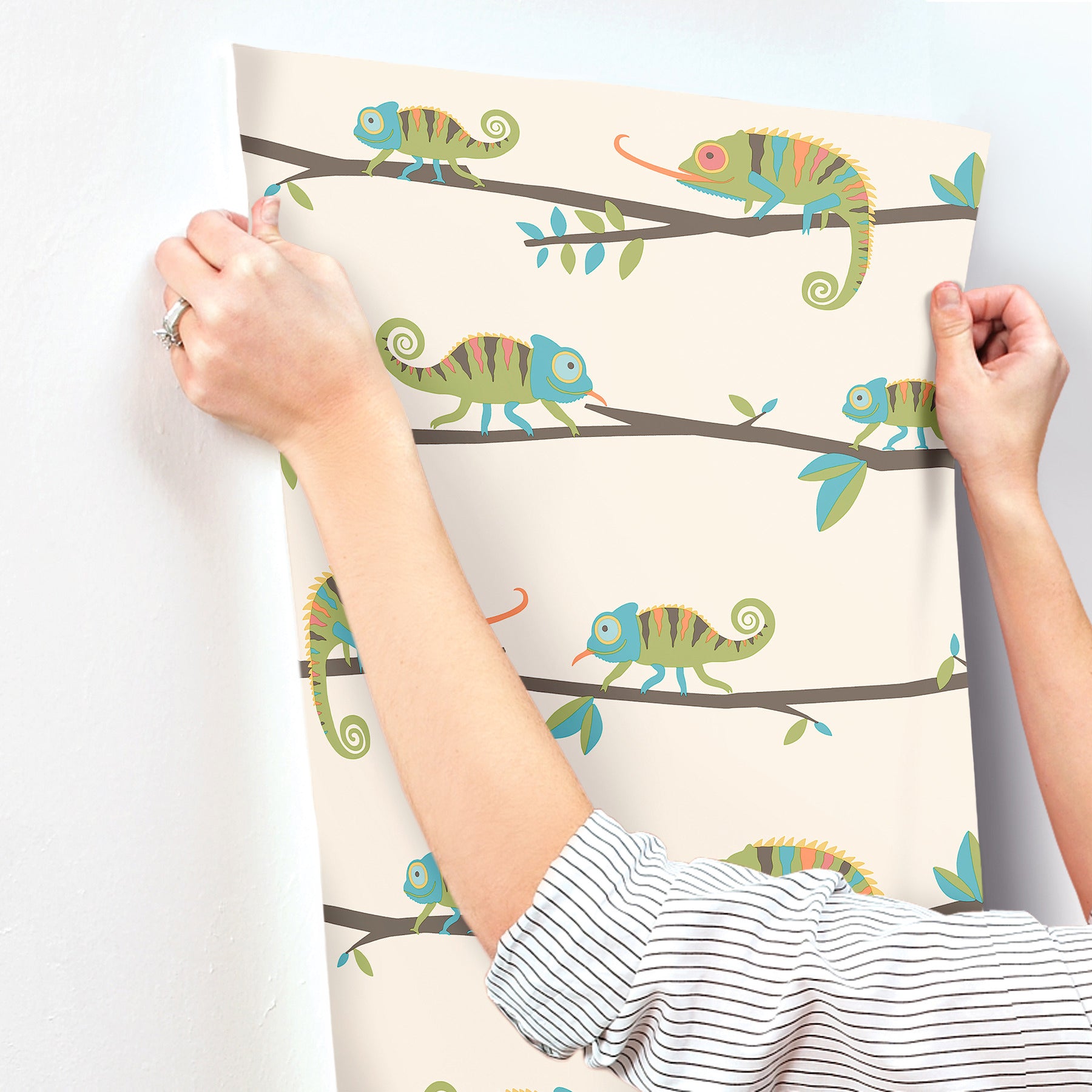 chameleon-family-green-canopy-stroll-wallpaper-york-wallcoverings-4203-27559 - York Wallcoverings Papel pintado