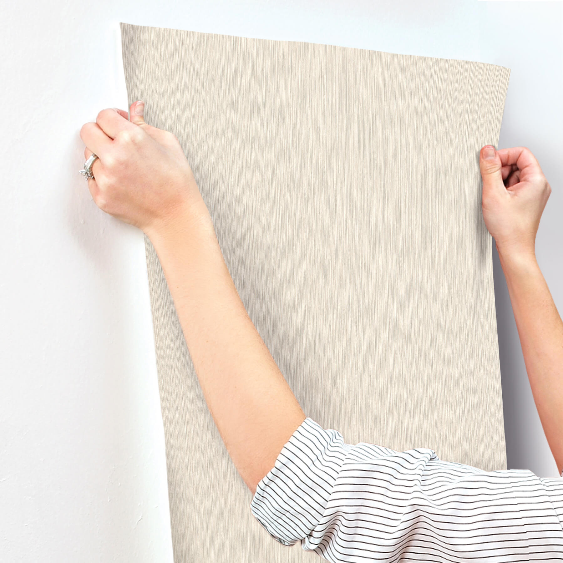 oren-ash-shimmering-striations-wallpaper-york-wallcoverings-4202-844313 - York Wallcoverings Papel pintado