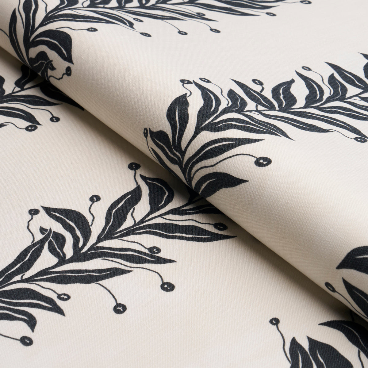 TENDRIL-STRIPE-INDOOR-OUTDOOR-BLACK-CREAM-SCHUMACHER-181671