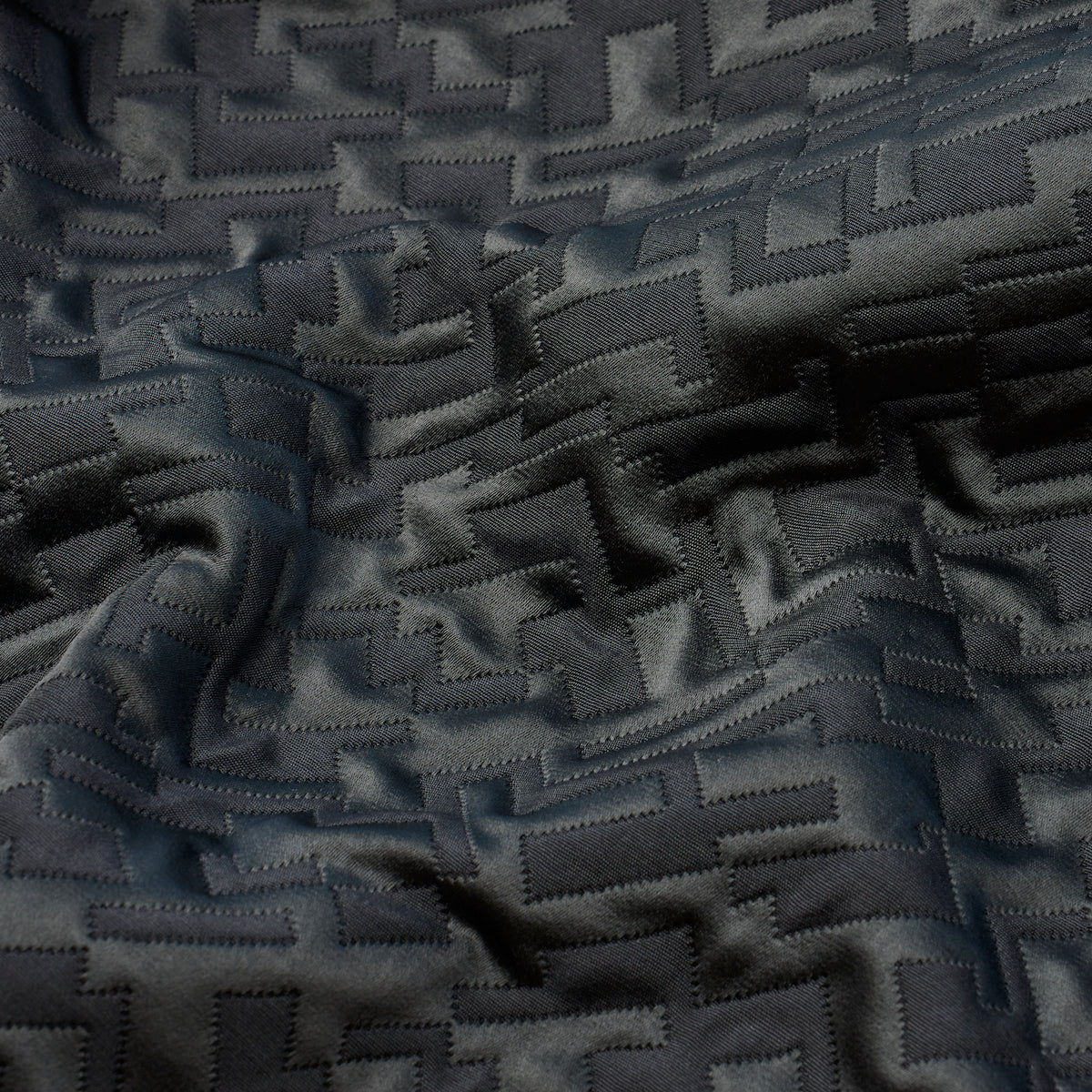 SALON-MATELASS-SATIN-EBONY-SCHUMACHER-71190