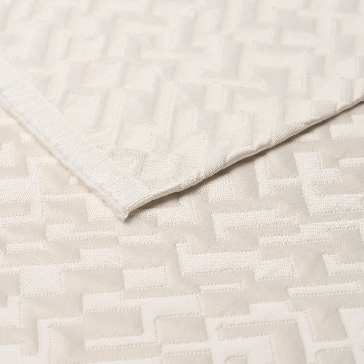 SALON-MATELASS-SATIN-PEARL-SCHUMACHER-71192