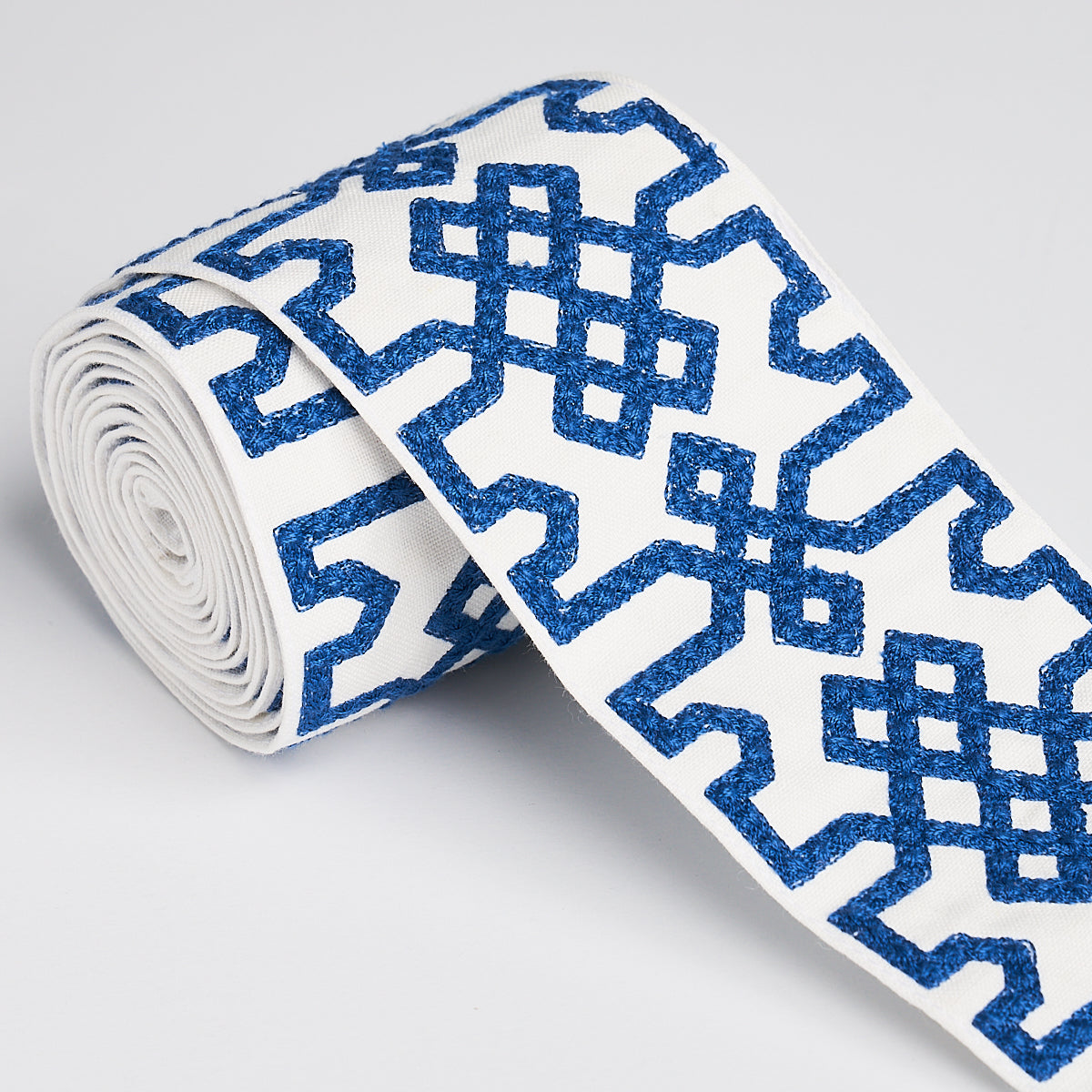 KNOTTED-TRELLIS-TAPE-BLUE-ON-WHITE-SCHUMACHER-80883