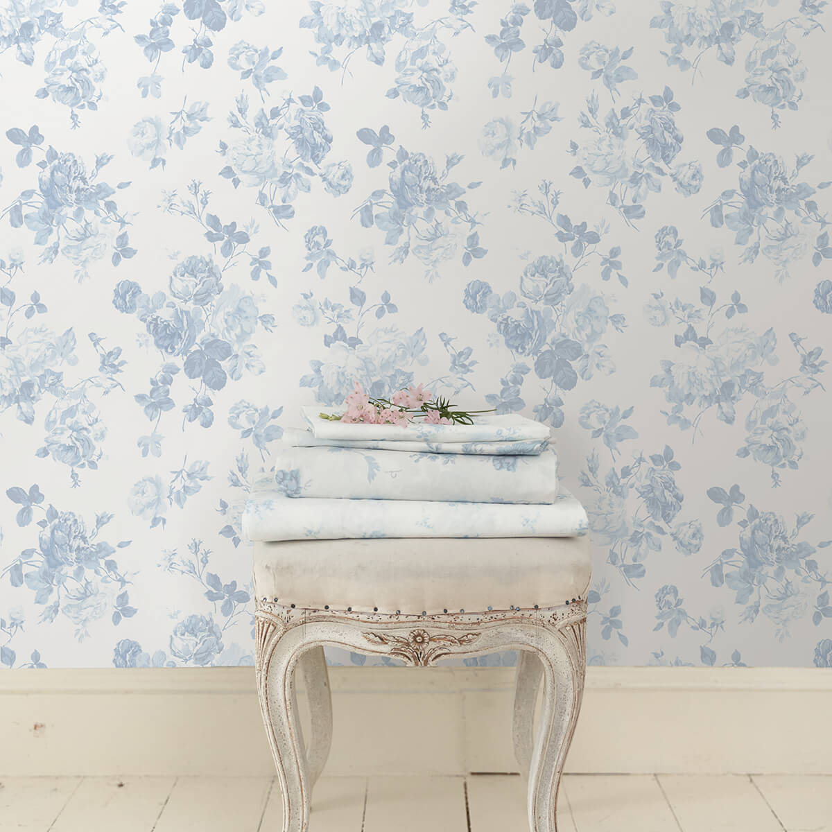 everblooming-rosettes-dreamy-sky-cabbage-rose-bouquets-wallpaper-york-wallcoverings-ast4102