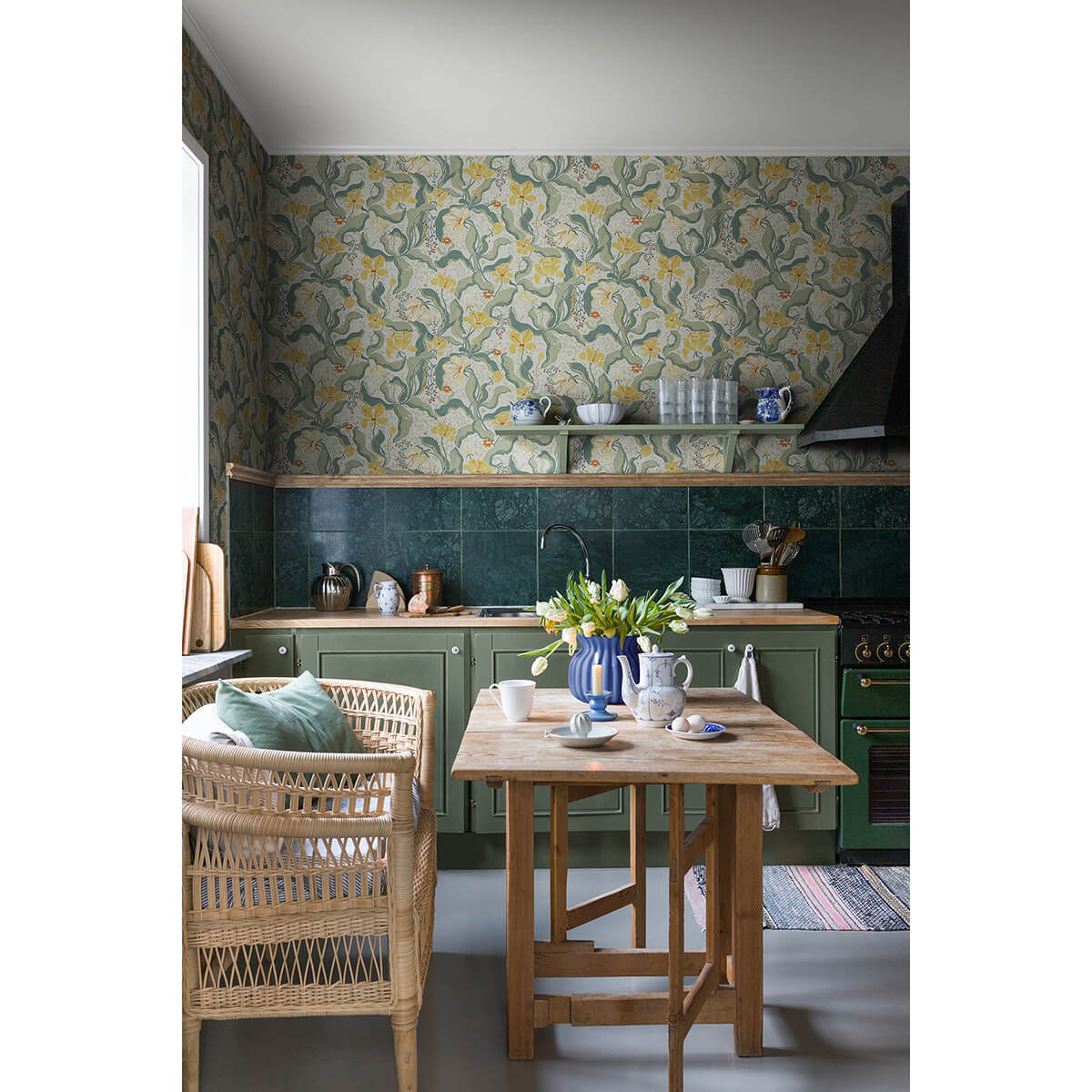 bodri-yellow-tulip-garden-wallpaper-york-wallcoverings-2932-65118 - York Wallcoverings Papel pintado