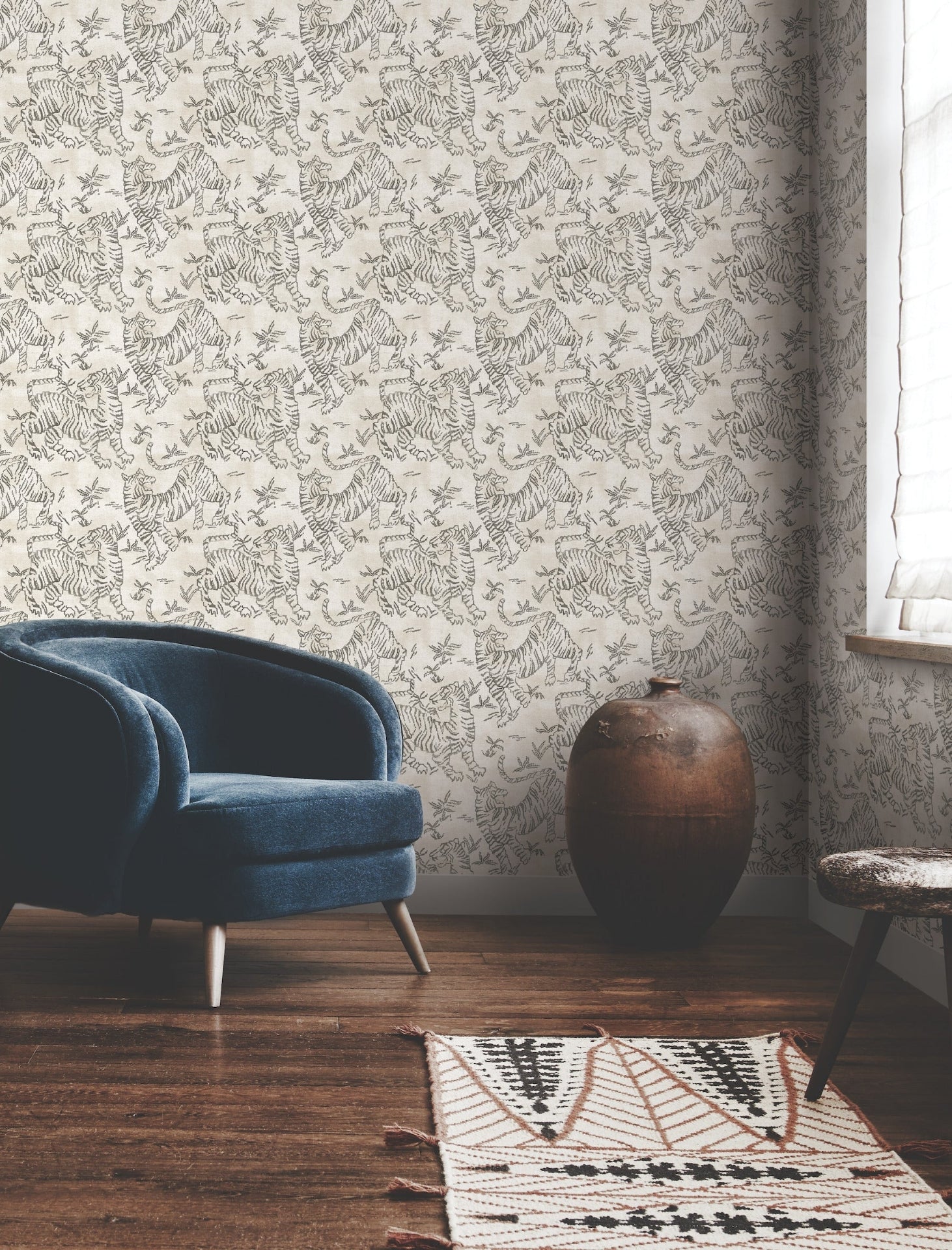 orly-tigers-wallpaper-white-charcoal-york-wallcoverings-lm5331