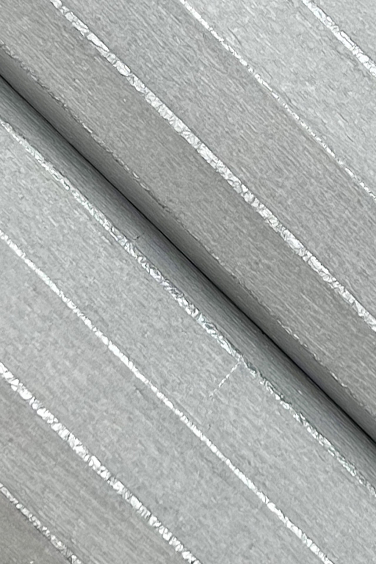 handcrafted-shimmering-wallpaper-grey-silver-york-wallcoverings-gv0253
