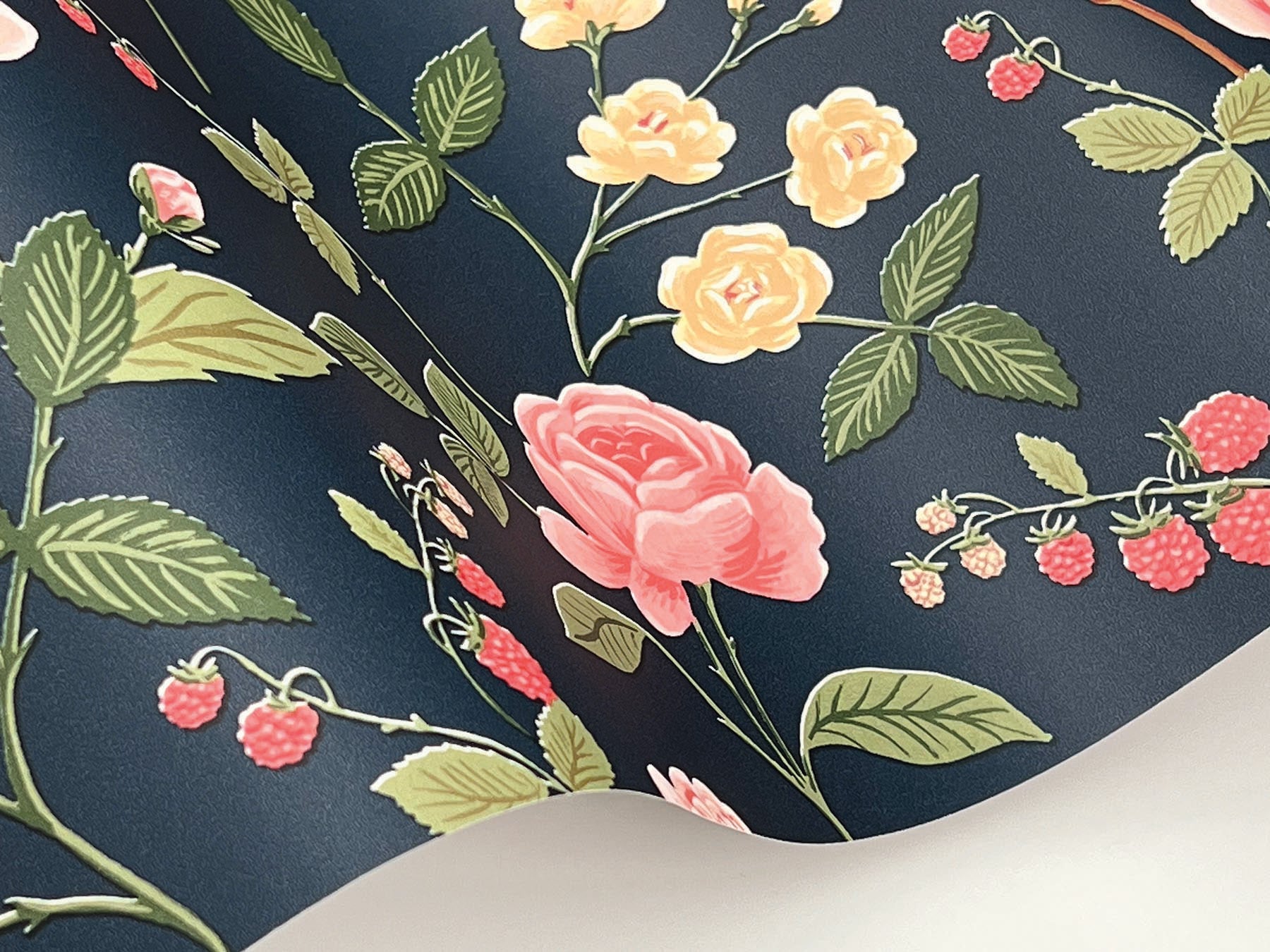roses-wallpaper-navy-york-wallcoverings-rf7544