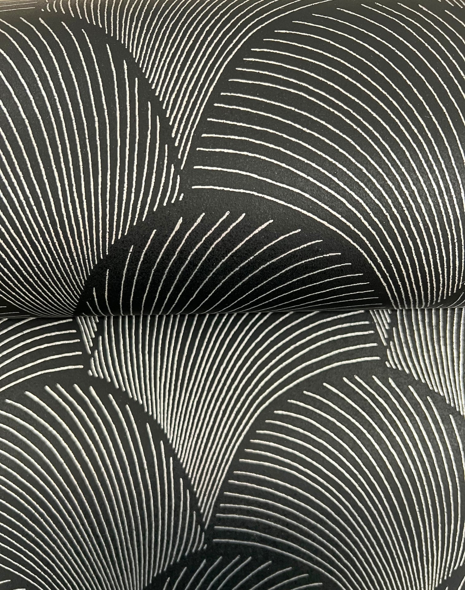metallic-scallop-wallpaper-black-york-wallcoverings-nt6105