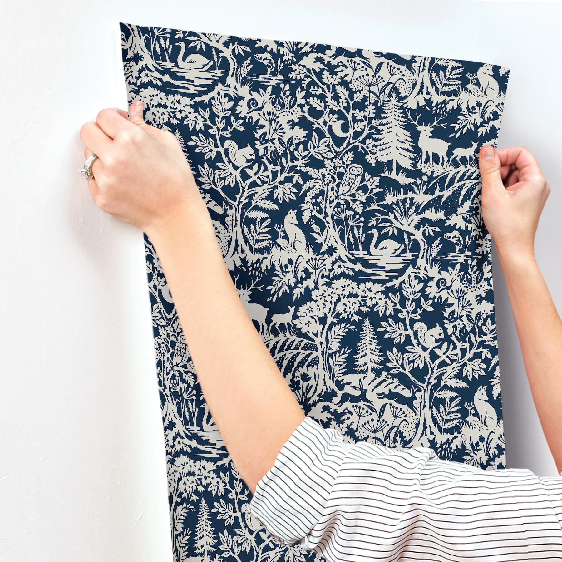 alrick-navy-forest-venture-wallpaper-york-wallcoverings-3125-72324 - York Wallcoverings Papel pintado