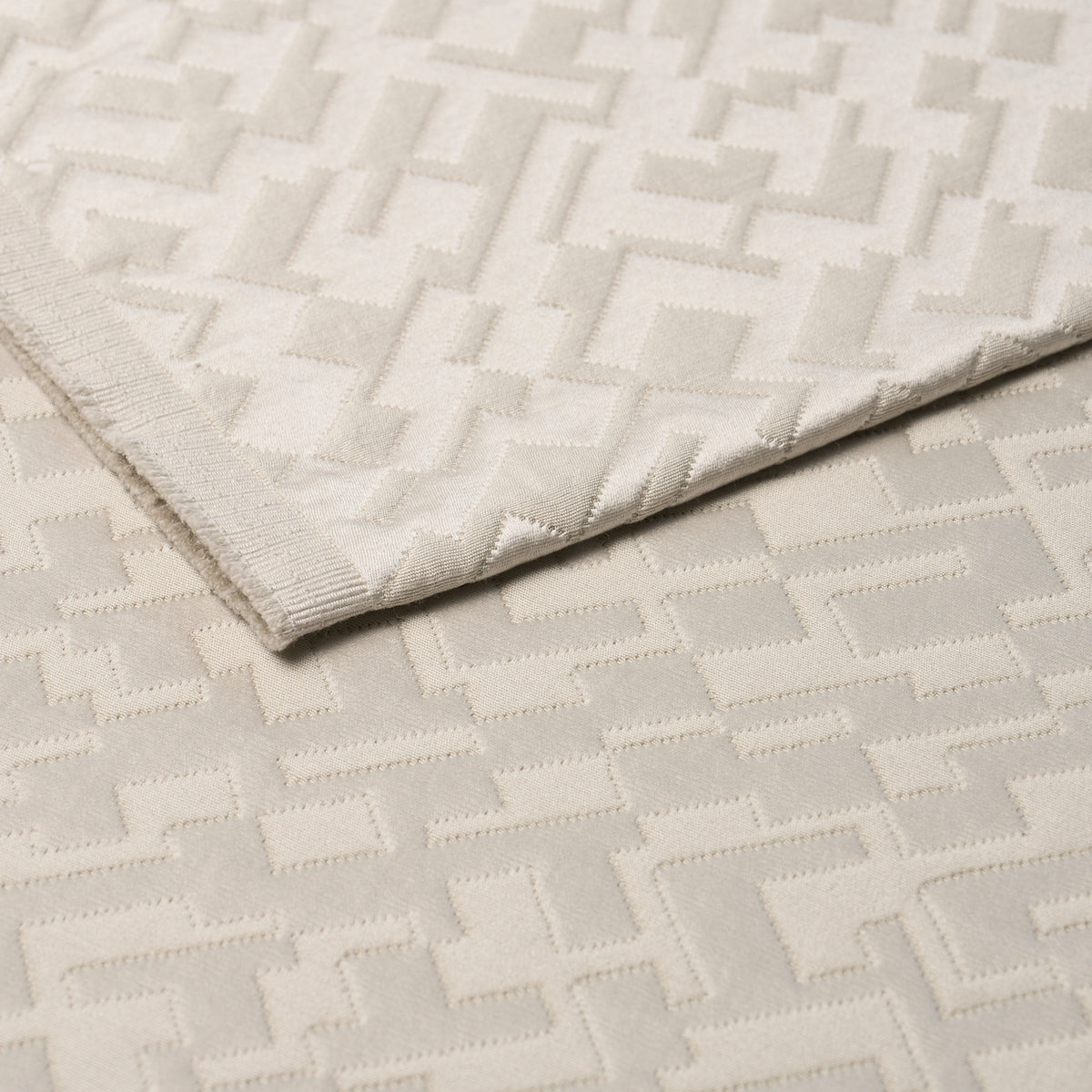 SALON-MATELASS-SATIN-LIMESTONE-SCHUMACHER-71191