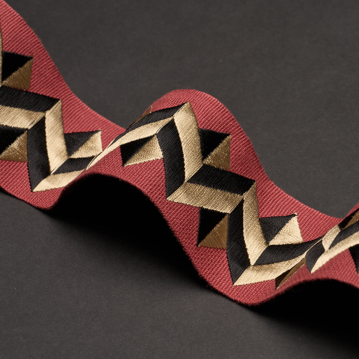 ZIGZAG-MODERNE-TAPE-RED-SCHUMACHER-85580