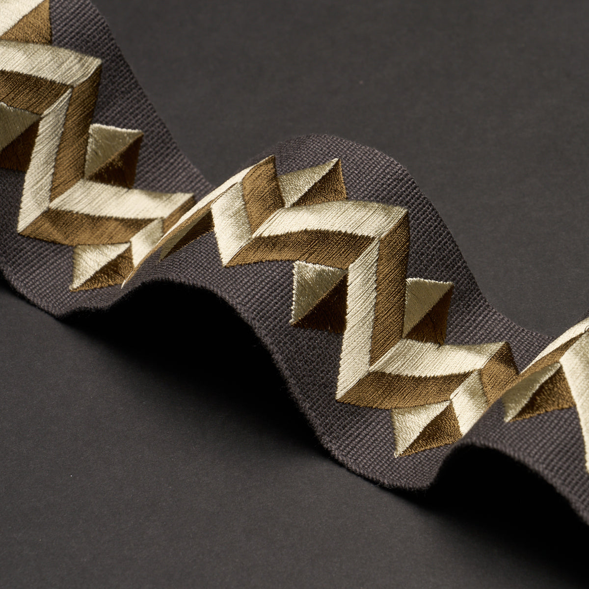 ZIGZAG-MODERNE-TAPE-ONYX-SCHUMACHER-85582