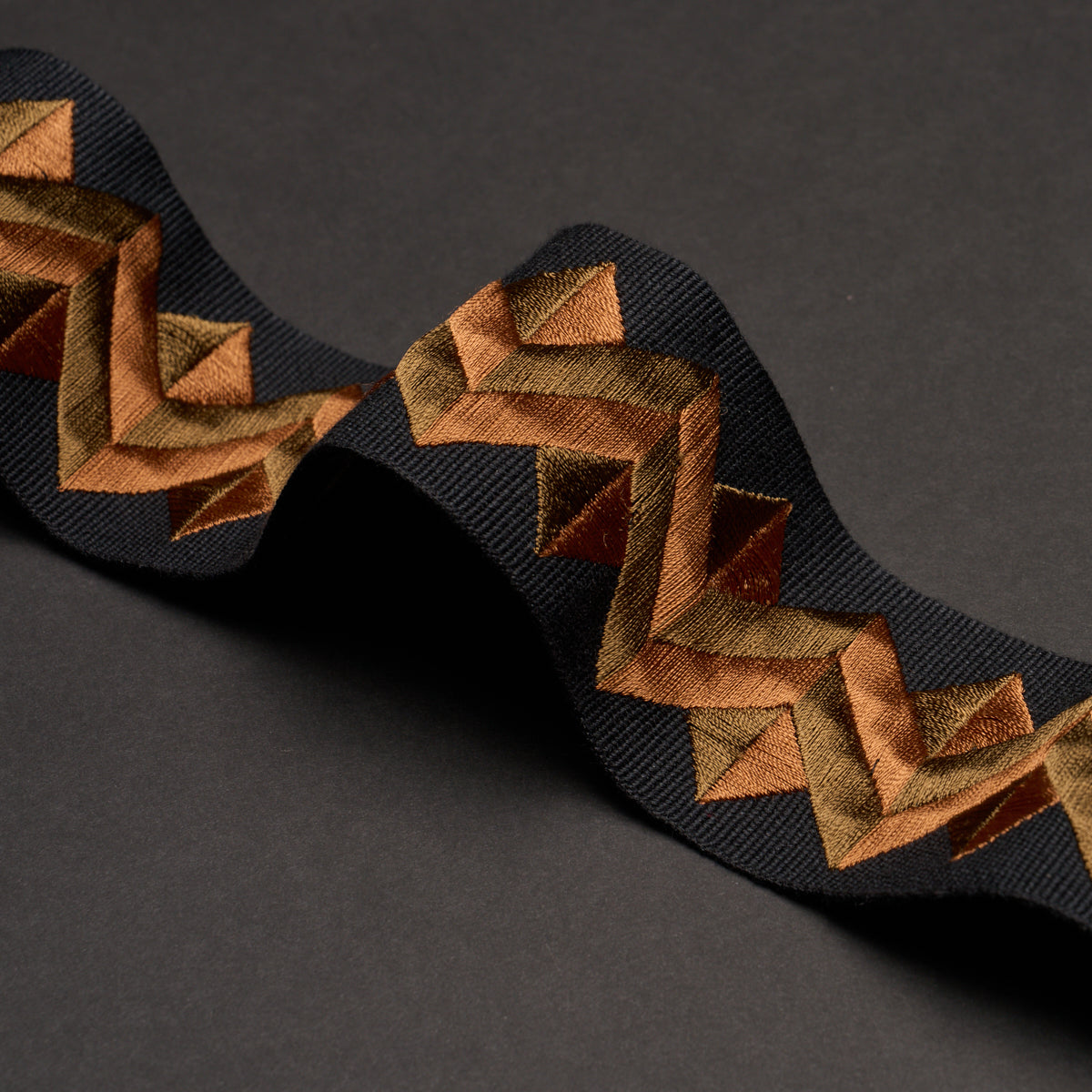 ZIGZAG-MODERNE-TAPE-GOLDSTONE-SCHUMACHER-85583