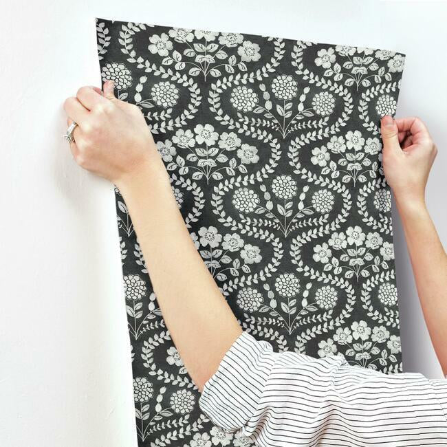 folksy-floral-wallpaper-black-white-york-wallcoverings-fh4022