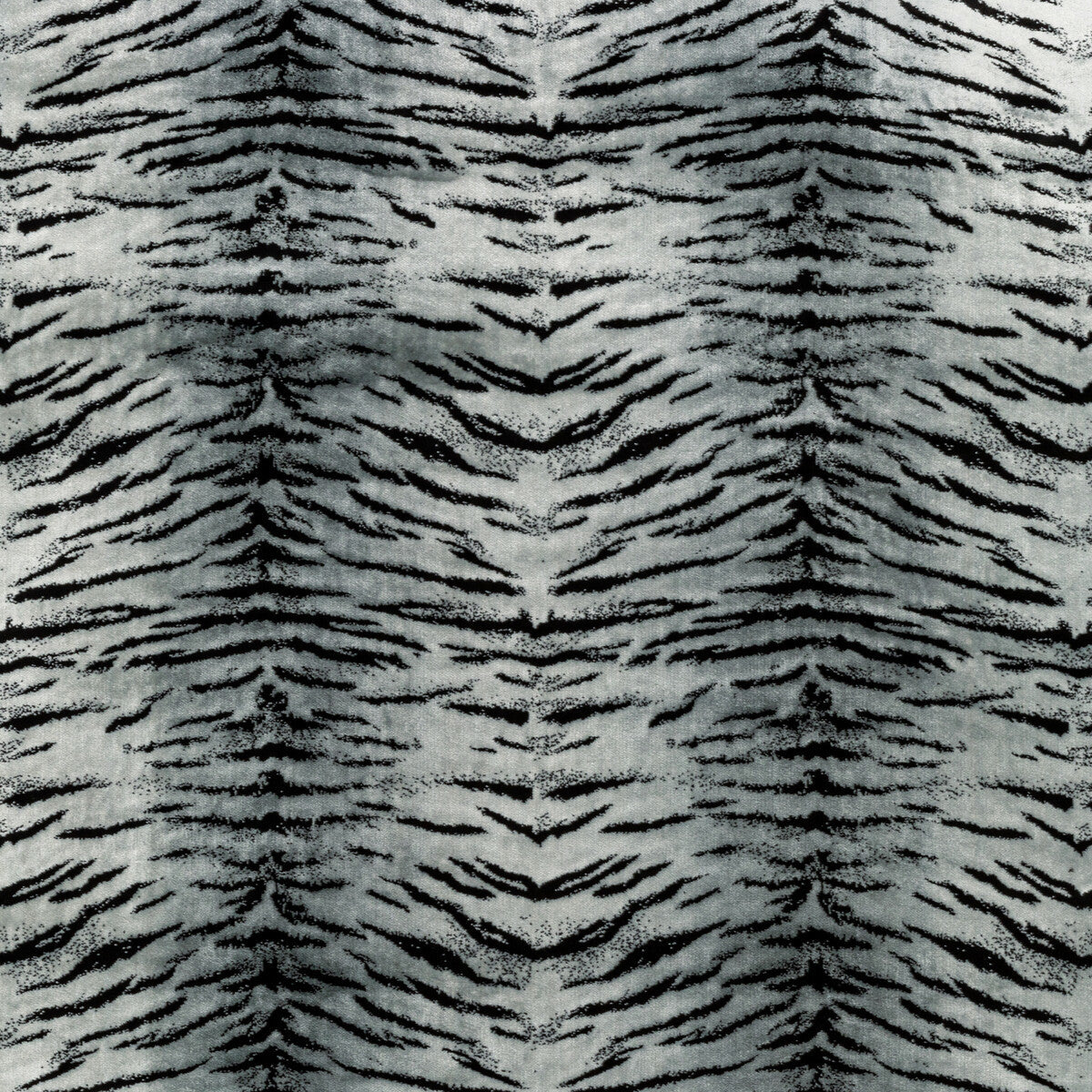 363278110-animalier-silver-kravet-couture